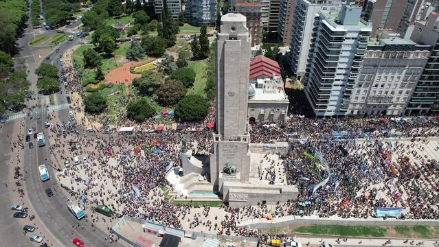 Monumento a la bandera argentina con gente manifestandose