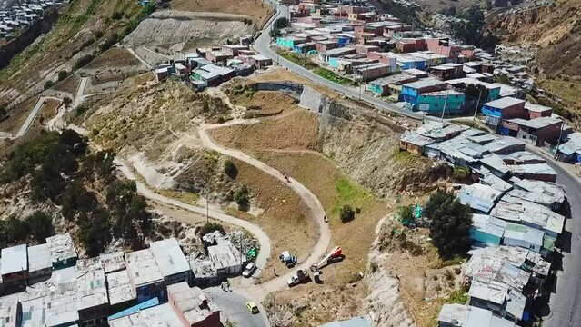 Panor&aacute;mica desde un barrio de gente de pocos recursos econ&oacute;micos en la ciudad de Bogot&aacute; - Colombia, en la localidad de Ciudad Bolivar 2.