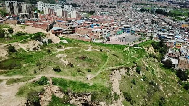 Panor&aacute;mica de un barrio de gente de pocos recursos econ&oacute;micos en la ciudad de Bogot&aacute; - Colombia, con una monta&ntilde;a cerca a ellos.