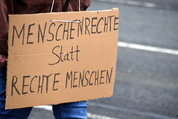 Pappschild auf einer Demo: 