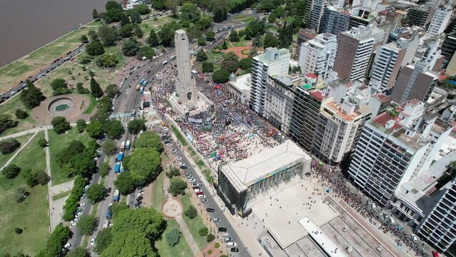 Monumento a la bandera argentina con gente manifestandose