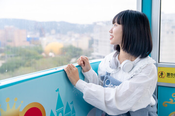 台湾台北市士林区にある遊園地の観覧車で遊ぶ２０代の若い台湾人女性A...