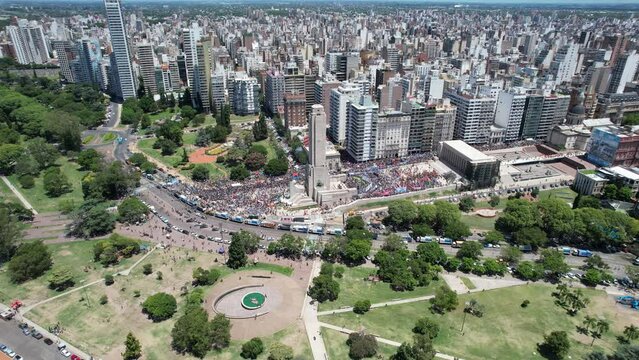 Monumento a la bandera argentina con gente manifestandose