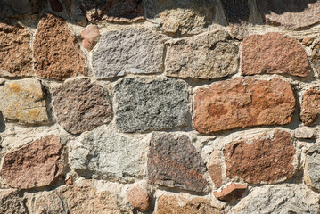 starodawny mur z kawałków skalnych oraz cementu