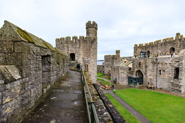 Obraz premium Caernarfon Castle Under the Cloudy Sky 