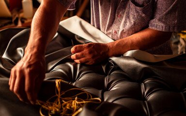 Obraz premium Hands of an upholsterer