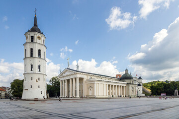 Fototapeta na wymiar Glockenturm und Kathedrale in Vilnius auf dem Kathedralenplatz