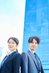 並んで立つスーツ姿の男女