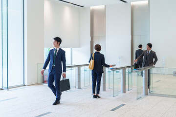 Fototapeta premium ビジネスパーソンの全身 オフィスエントランス