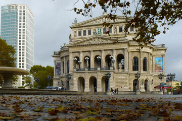 Obraz premium The Old Frankfurt Opera House framed by autumn leaves.