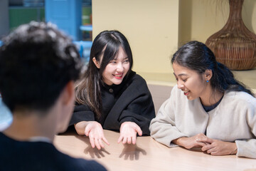 台湾台北市大安区の大学の食堂で３人の台湾人とアジア人の大学生男女が話している様子 Three Taiwanese and Asian college students talking at a university cafeteria in Da'an District, Taipei City, Taiwan