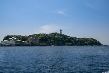 Fototapeta na wymiar 神奈川県の有名な観光地の江ノ島。青空と海の風景。