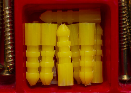 close-up de taquetes de pl&aacute;stico de color amarillo en recipiente rojo