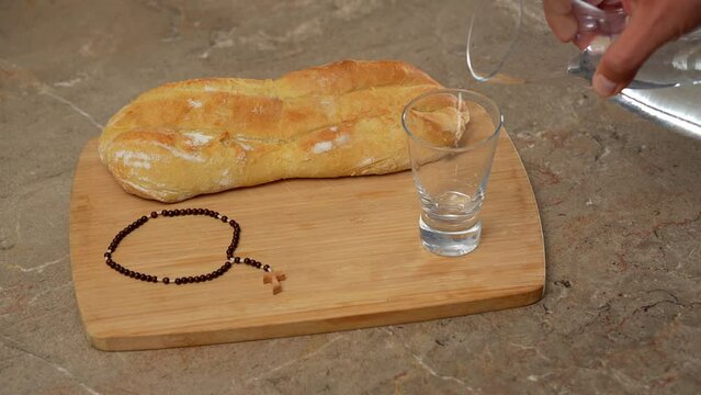 pan y agua para ayuno en cuaresma con rosario para ofrecer a Dios sacrificio y espiritualidad