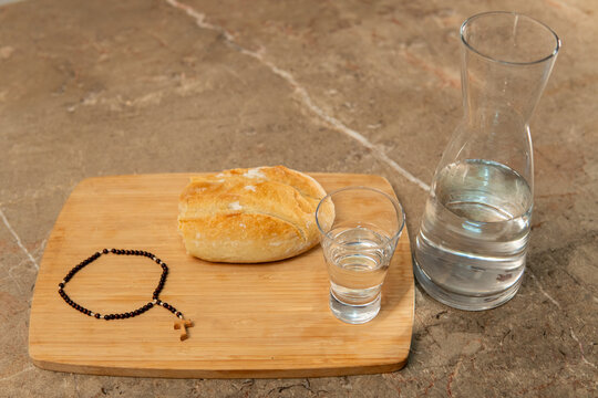 Agua para llenar vaso en ayuno de pan y agua oraci&oacute;n rezar el rosario en la religi&oacute;n cat&oacute;lica cristianismo