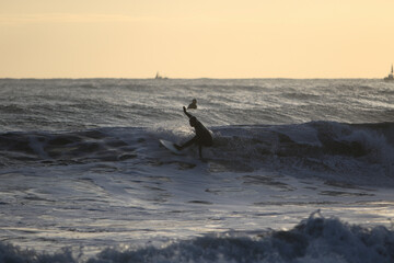 朝焼けとサーフィン