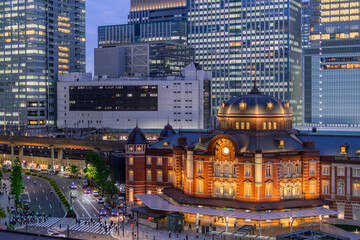Obraz premium This photo captures the stunning night view of Tokyo Station, with its beautifully illuminated red-brick facade and iconic architecture.