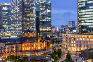 Fototapeta premium This photo captures the stunning night view of Tokyo Station, with its beautifully illuminated red-brick facade and iconic architecture.