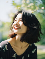 Naklejka premium 公園を笑顔で散歩する若い女性