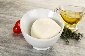 Round Mozzarella young cheese ball