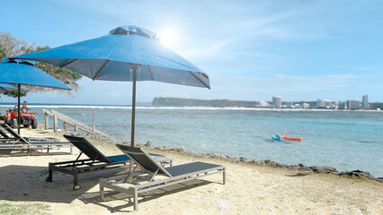 綺麗なビーチのパラソルとリクライニングシート