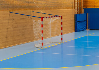 Handballtor und Hallenboden in einer Sporthalle mit diversen Linien