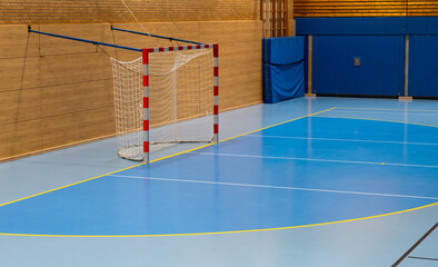 Handballtor und Hallenboden in einer Sporthalle mit diversen Linien