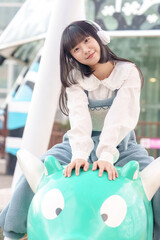 台湾台北市士林区にある遊園地で遊ぶ２０代の若い台湾人女性A young...