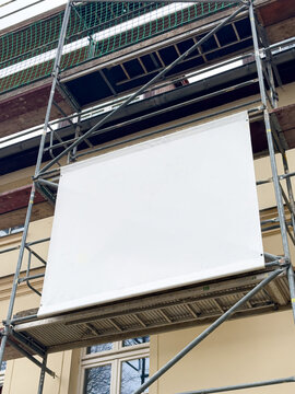 Ger&uuml;stbanner mit Platz f&uuml;r Bannerwerbung an der Hausfassade