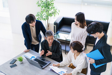 オフィスで働くビジネスパーソン