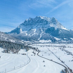 Imposanter Ausblick auf das Massiv der Zugspitze aus dem winterlichen Ehrwalder Becken 
