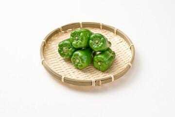 ざるにのったピーマン