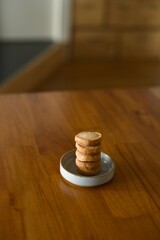 丸いクッキーを縦に積んだところ