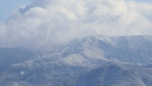 雪山と雲の動き　タイムラプス