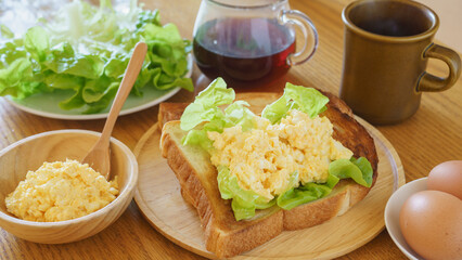 コーヒーと軽食｜トーストにレタスと玉子サラダをのせる