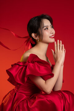 New Year atmosphere, an Asian young woman against a red background