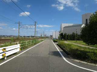 線路沿いのまっすぐな道路