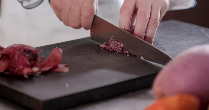 紫の玉ねぎをみじん切りにする手元とナイフ　レストラン・料理・調理・料理人　
