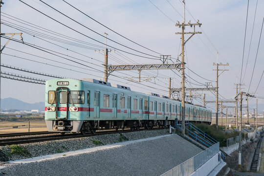 筑紫平野を走る西鉄の電車