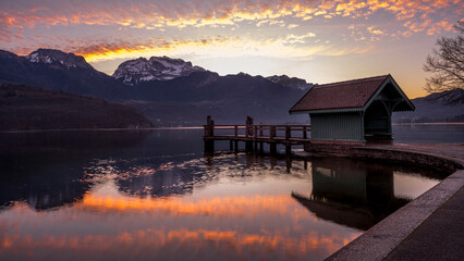 Paysage du lac d'Annecy en Haute-Savoie au lever du soleil en hiver entouré de montagne dans les...