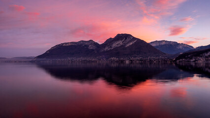 Paysage du lac d'Annecy en Haute-Savoie au lever du soleil en hiver entouré de montagne dans les Alpes françaises