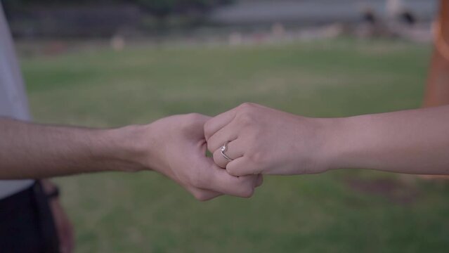 NOVIOS MANOS ANILLO DE COMPROMISO