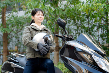 バイクに乗る女性