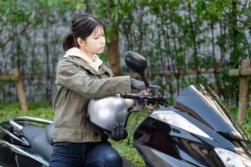 バイクに乗って悩む女性