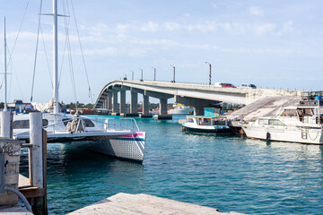 Fototapeta premium Bridge over the ocean strait connecting the city of Nassau with Paradise Island in Bahamas