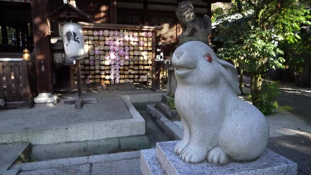 京都　岡崎神社の狛うさぎ