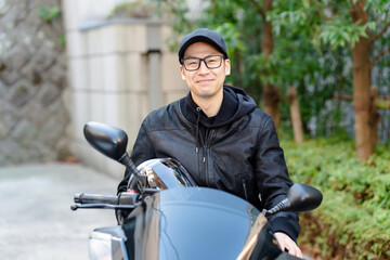 バイクに乗る男性