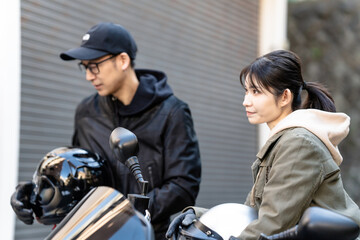 バイク趣味の男女