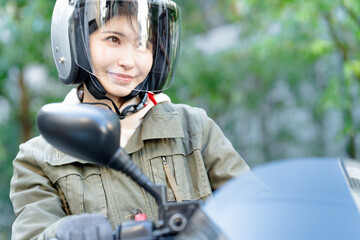 バイクに乗る女性ライダー
