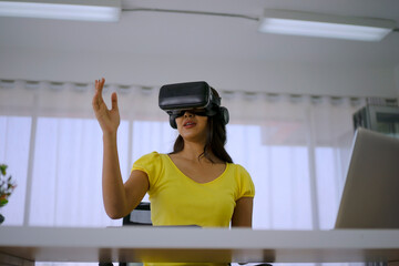 Young woman use vr glasses for presentation.